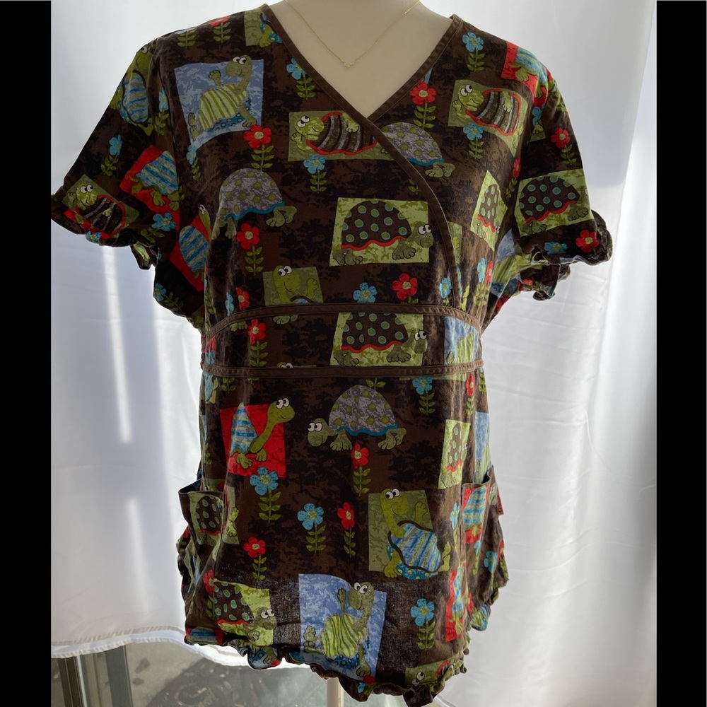 White Cross Brand Scrub Top, Turtle Scrubs, Size Large, tie waist